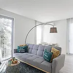 Daire Stylish Flat W/ Gym & Parking By Lovelystay *