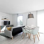 Daire Stylish Flat W/ Gym & Parking By Lovelystay