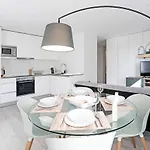 Daire Stylish Flat W/ Gym & Parking By Lovelystay