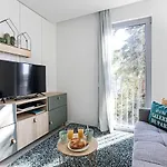 Stylish Flat W/ Gym & Parking By Lovelystay Daire