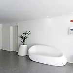 Stylish Flat W/ Gym & Parking By Lovelystay