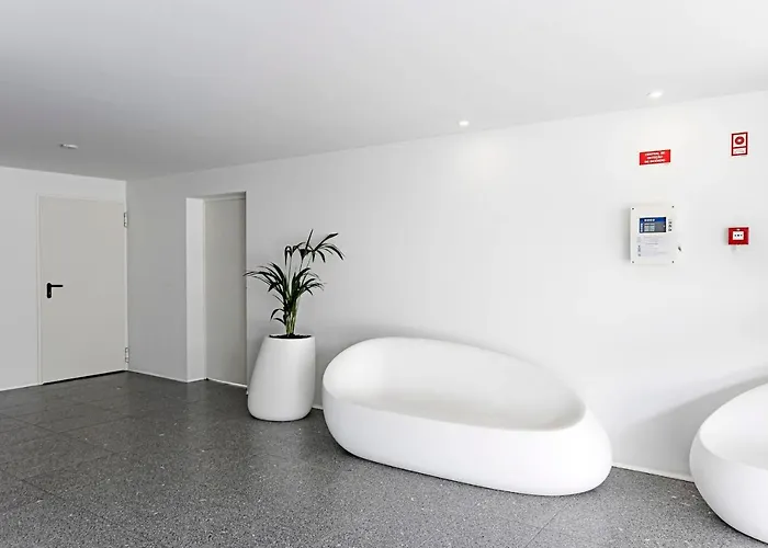 Stylish Flat W/ Gym & Parking By Lovelystay