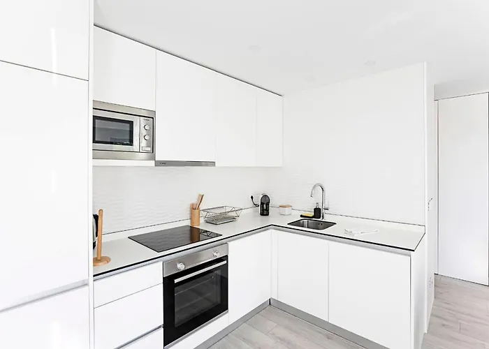 Stylish Flat W/ Gym & Parking By Lovelystay *