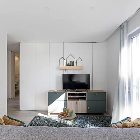 Stylish Flat W/ Gym & Parking By Lovelystay Apartment *