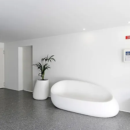 Stylish Flat W/ Gym & Parking By Lovelystay