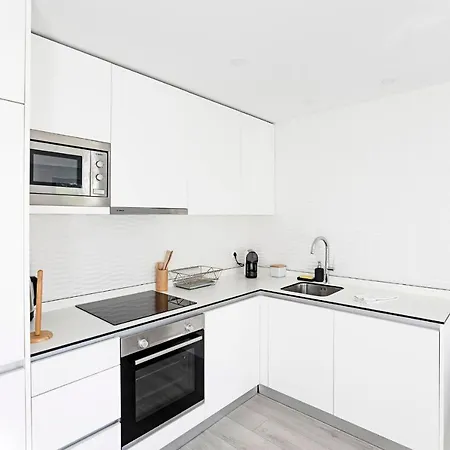 Stylish Flat W/ Gym & Parking By Lovelystay *