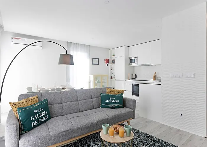 Stylish Flat W/ Gym & Parking By Lovelystay