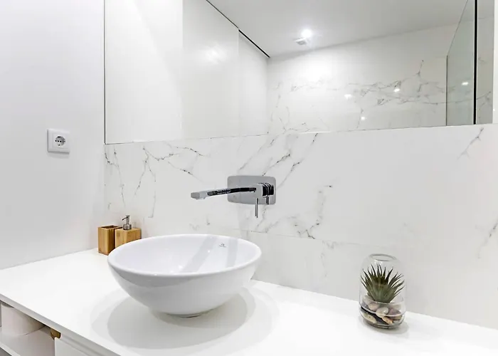 Stylish Flat W/ Gym & Parking By Lovelystay ポルト