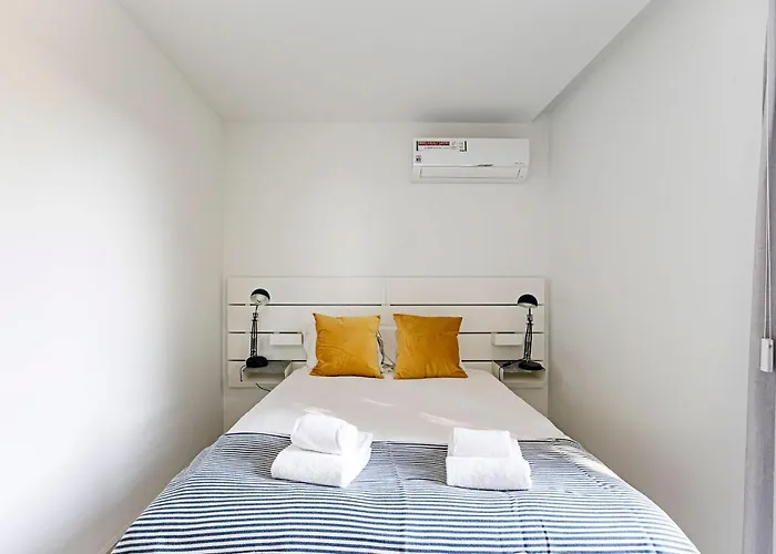 Stylish Flat W/ Gym & Parking By Lovelystay