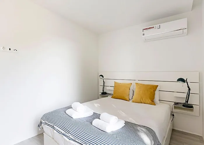 Stylish Flat W/ Gym & Parking By Lovelystay