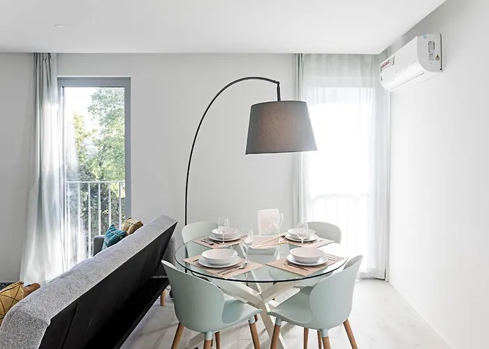 Stylish Flat W/ Gym & Parking By Lovelystay ポルト