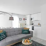 Stylish Flat W/ Gym & Parking By Lovelystay