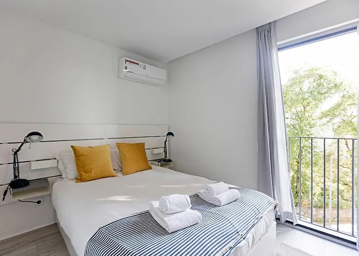 Апартаменты Stylish Flat W/ Gym & Parking By Lovelystay