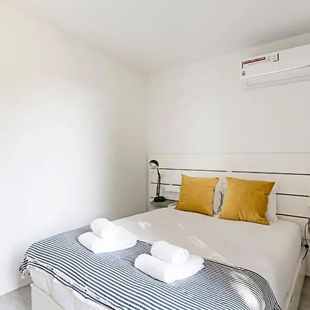 Stylish Flat W/ Gym & Parking By Lovelystay